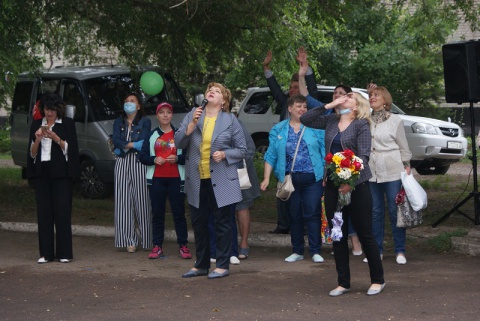 Накануне профессионального праздника медработники рубцовского ковидного госпиталя принимали поздравления